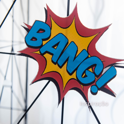 Adorno colorido com texto BANG! em fundo de explosão