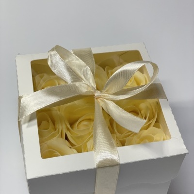 Caixa branca com flores amarelas de tecido e laço de cetim