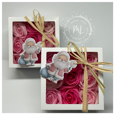 Caixas brancas com flores decorativas rosas e vermelhas e etiquetadas com figura de Pai Natal