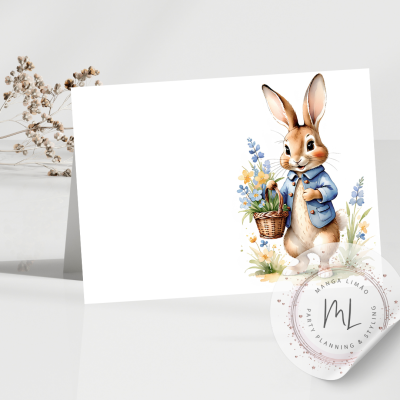 Cartão com ilustração de coelho com cesta de ovos coloridos e flores