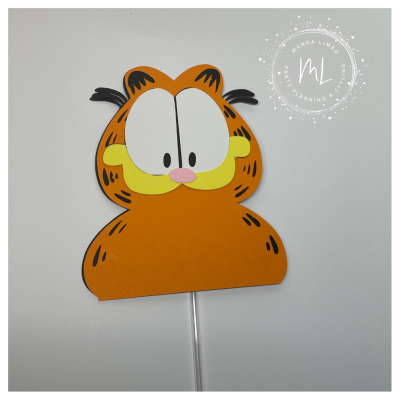 Máscara de cartão do Garfield laranja com detalhes coloridos sobre fundo branco