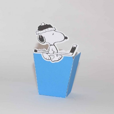 Figura em papel rígido azul com desenho de Snoopy com gorro a segurar telemóvel