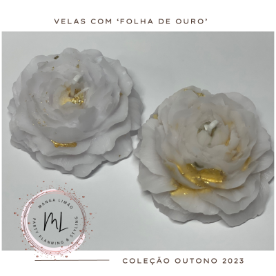 Duas velas florais brancas com detalhes em folha de ouro