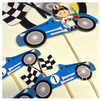 Figuras de corridas de carros azuis com um piloto e bandeiras quadriculadas