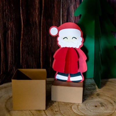 Figura de papel do Pai Natal com caixa castanha e árvore de Natal de papel