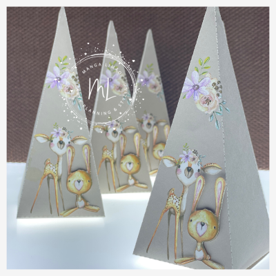 Caixas triangulares cinza com desenhos de coelho e veado e flores