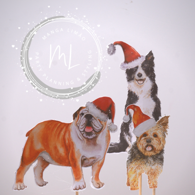 Três cães com gorros de Natal e texto circular MANGA LIMÃO PARTY PLANNING & STYLING ML