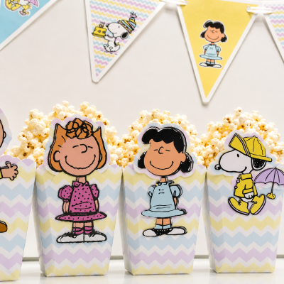 Caixas de pipocas com ilustrações dos personagens dos Peanuts
