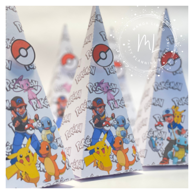 Pacotes triangulares de papel com estampas Pokémon coloridas