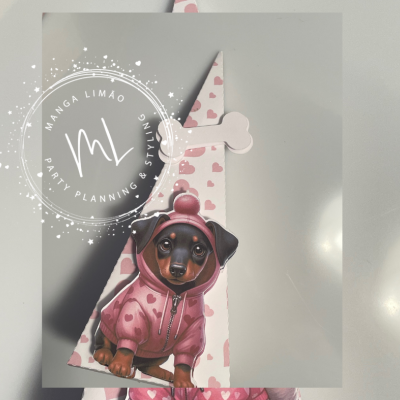 Cartão cinza com desenho de cachorro e texto branco circular