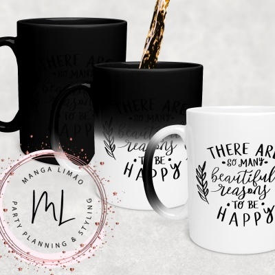 Três canecas com texto motivacional, duas pretas com texto revelado por calor, uma branca com texto preto