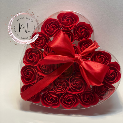 Caixa em forma de coração com rosas artificiais vermelhas e laço vermelho