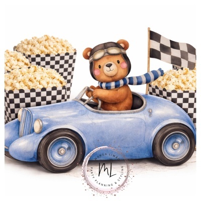 Urso conduzindo carro de corrida azul com caixas de pipoca em padrão escocês e bandeira