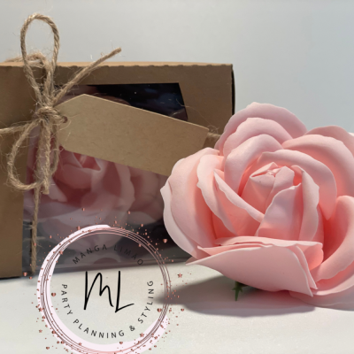 Caixa de cartão castanho com laço de corda e flor artificial cor de rosa