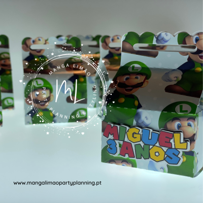 Caixas de presente com design do Luigi e texto Miguel 3 anos