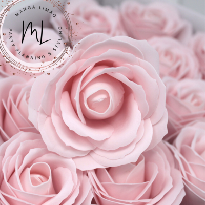 Flores artificiais cor-de-rosa com selo MANGA LIMÃO PARTY PLANNING & STYLING