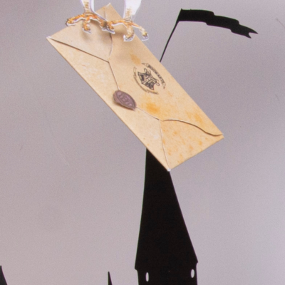 Envelope amarelo envelhecido pendurado com pinça preta