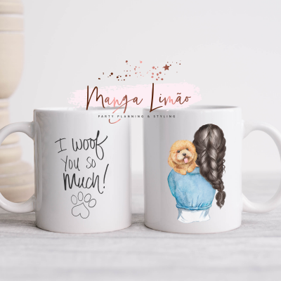 Duas canecas brancas com texto e ilustração de mulher com cão