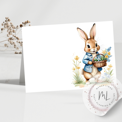 Cartão com ilustração de coelho segurando cesto de flores e selo da marca Manga Lima.