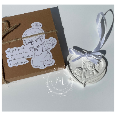 Produto decorativo em forma de coração branco com anjo em relevo e caixa castanha com etiqueta de anjo
