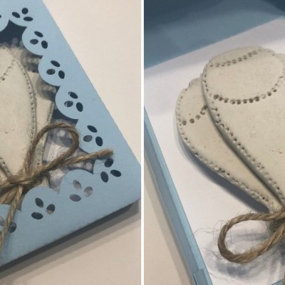 Enfeite balão de ar quente cerâmica branco em caixa azul com laço de corda