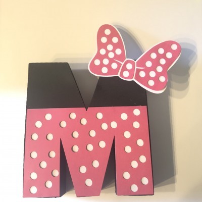 Letra M decorativa rosa com bolinhas brancas e laço rosa com bolinhas brancas