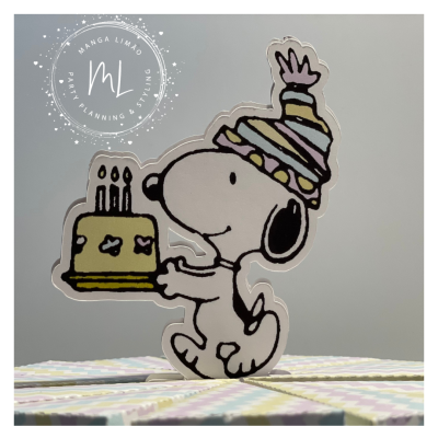 Figura de Snoopy com bolo de aniversário e chapéu festivo
