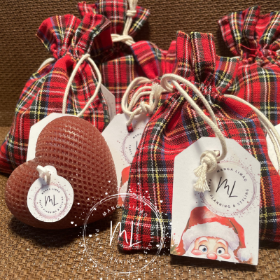 Sacos xadrez vermelhos com sabonete coração castanho e etiquetas ML