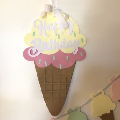 Enfeite decorativo de gelado com texto 'Happy Birthday'