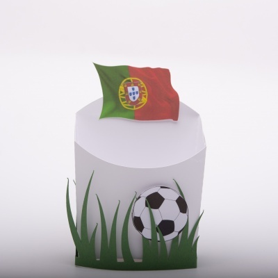 Caixa branca decorativa com bola de futebol e bandeira de Portugal