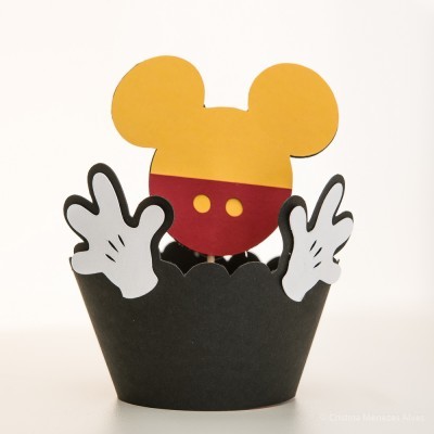 Suporte de cupcake preto com temática do Mickey Mouse em papel.