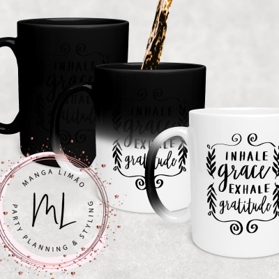 Duas canecas, uma preta e uma branca, com texto motivacional em português.