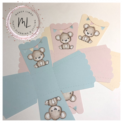 Embalagens decorativas com ursinho em papel azul, rosa e bege