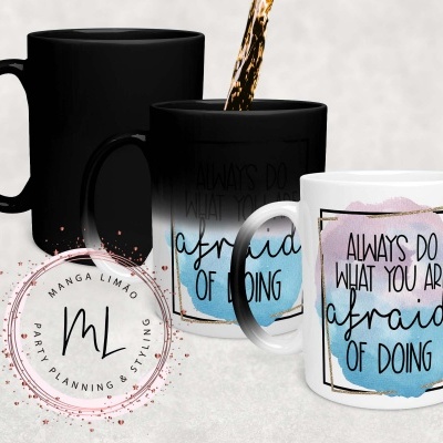 Três canecas com texto motivacional e líquido a ser vertido numa delas.