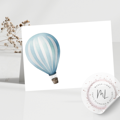 Cartão branco com balão de ar quente azul e selo redondo de papel