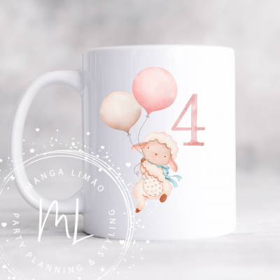 Caneca branca com ilustração de cordeirinho e número 4