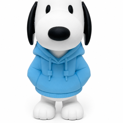 Figura de Snoopy com casaco azul em fundo branco