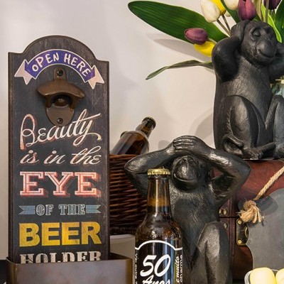 Suporte de madeira para abrir garrafas decorativo com garrafa de cerveja e estátuas de macacos