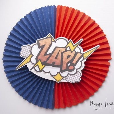 Leque decorativo em papel vermelho e azul com palavra ZAP! ao centro.
