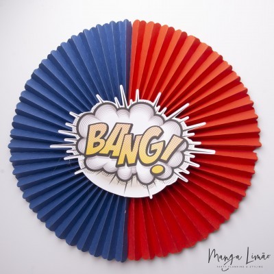 Decoração circular em papel azul e vermelho com texto B4NG! ao centro