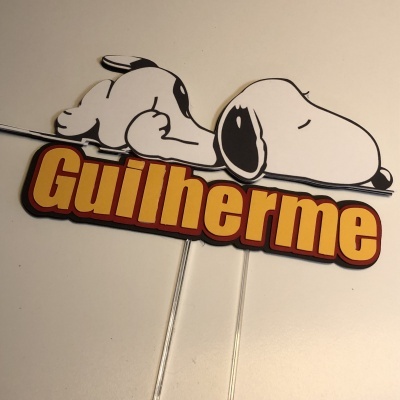 Plaquinha decorativa Snoopy com nome Guilherme em amarelo e castanho