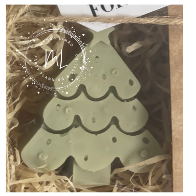 Sabonete em forma de árvore de Natal verde com bolhas, em caixa com palha e papel kraft
