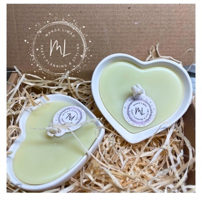 Velas verdes em cerâmicas em forma de coração com etiquetas e pavios, em caixa de cartão com palha.