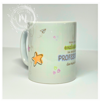 Caneca branca com ilustrações coloridas e texto em português para professora.