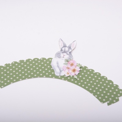 Faixa decorativa verde com bolinhas brancas e coelho com flor rosa