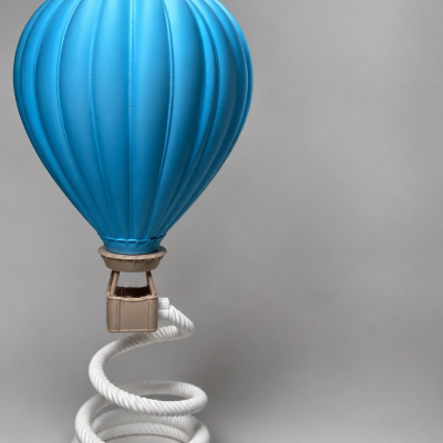 Decorativo modelo de balão de ar quente azul com mola branca em espiral