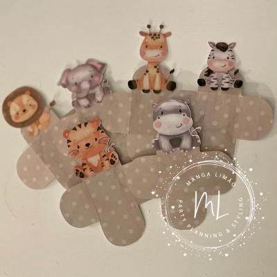 Cinco pulseiras de cartão com animais desenhados e padrão de bolinhas claras.