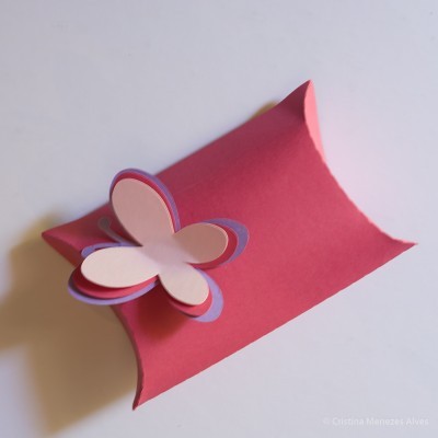 Caixa pequena cor-de-rosa com borboleta decorativa de papel