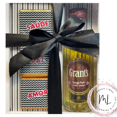 Conjunto com garrafa de whisky Grant's e três chocolates embalados com palavras de desejo