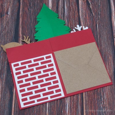 Cartão de Natal vermelho com envelope castanho e decorações verdes, castanhas e brancas